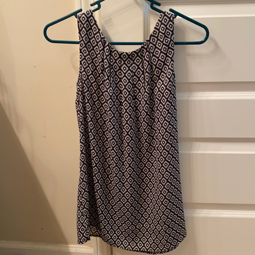 XS Loft black and white sleeveless blouse